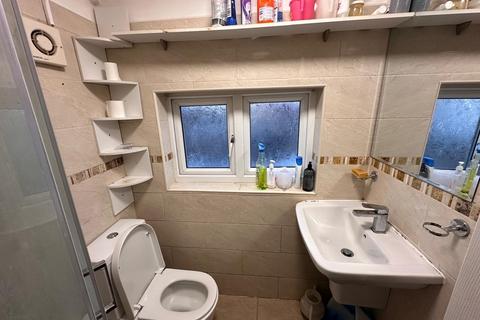 3 bedroom house share to rent, ,Connaught Ave, London, TW4