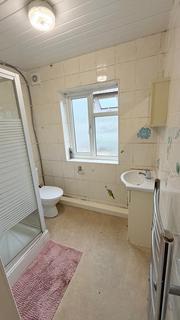 1 bedroom flat to rent, Hanworth Road, Whitton TW4