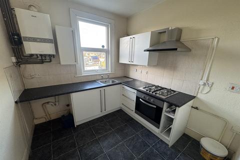 2 bedroom flat to rent, Bournemouth Park Road, Southend on Sea