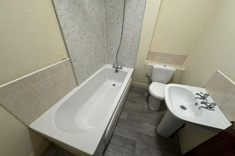 2 bedroom flat to rent, Bournemouth Park Road, Southend on Sea