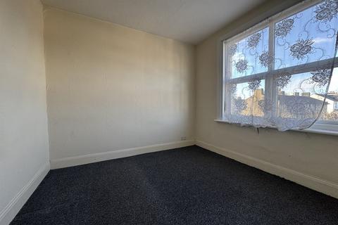 2 bedroom flat to rent, Bournemouth Park Road, Southend on Sea