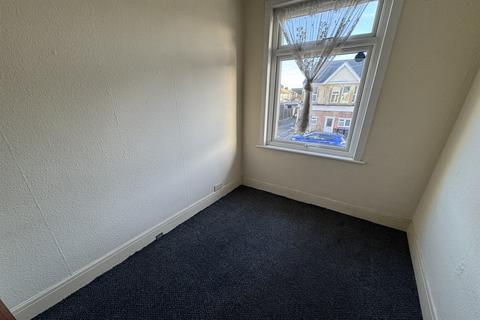 2 bedroom flat to rent, Bournemouth Park Road, Southend on Sea