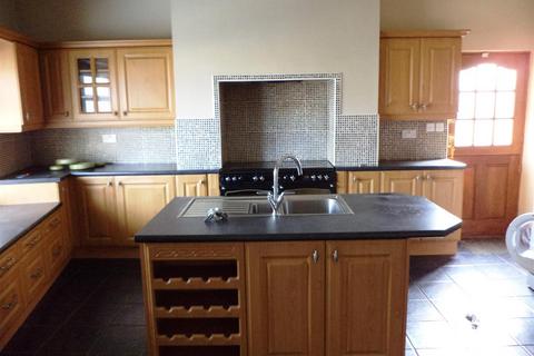 3 bedroom end of terrace house to rent, Cambridge Street, Castleford
