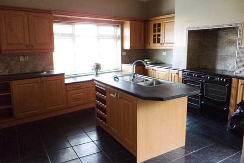 3 bedroom end of terrace house to rent, Cambridge Street, Castleford