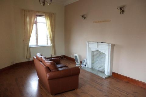 3 bedroom end of terrace house to rent, Cambridge Street, Castleford