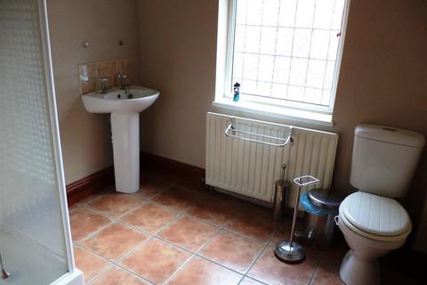 3 bedroom end of terrace house to rent, Cambridge Street, Castleford