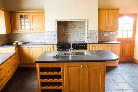 3 bedroom end of terrace house to rent, Cambridge Street, Castleford