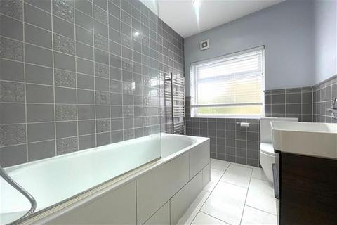 undefined, Chigwell Road, London, E18