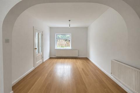 undefined, Chigwell Road, London, E18