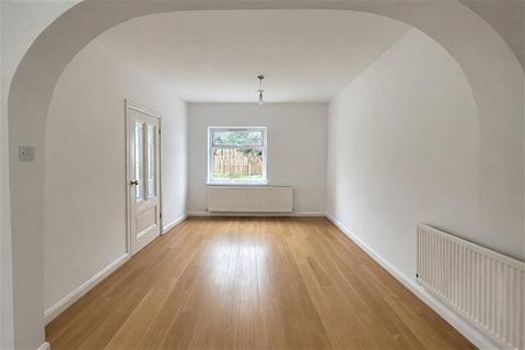 undefined, Chigwell Road, London, E18