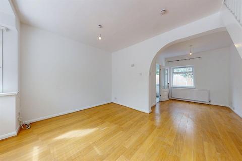 2 bedroom end of terrace house to rent, Chigwell Road, London, E18
