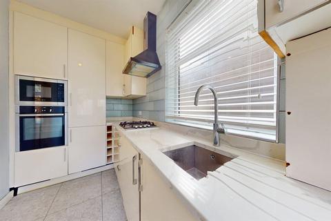 2 bedroom end of terrace house to rent, Chigwell Road, London, E18