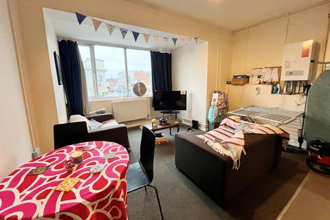 3 bedroom flat to rent, Winton