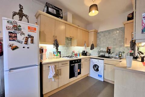 3 bedroom flat to rent, Winton