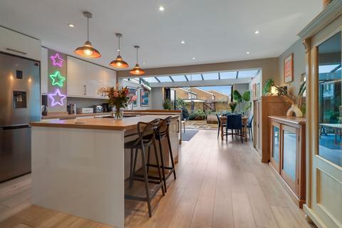 3 bedroom house for sale - Buckingham Gardens, West Molesey, KT8