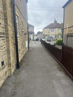 2 bedroom semi-detached house to rent, 5 Glenaire, Shipley, BD18 1EN