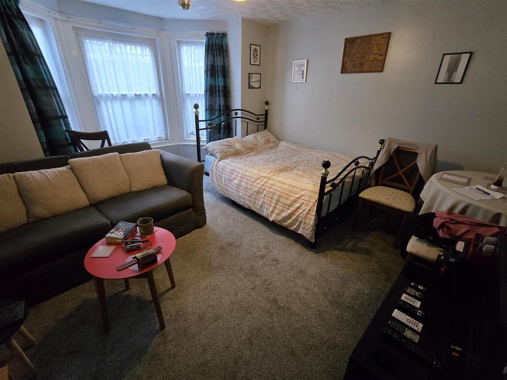 Basement Flat Bedroom/Lounge