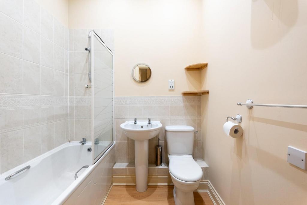 Bathroom 1.jpg