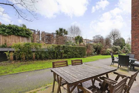 1 bedroom flat for sale, Bishops Park Road, London