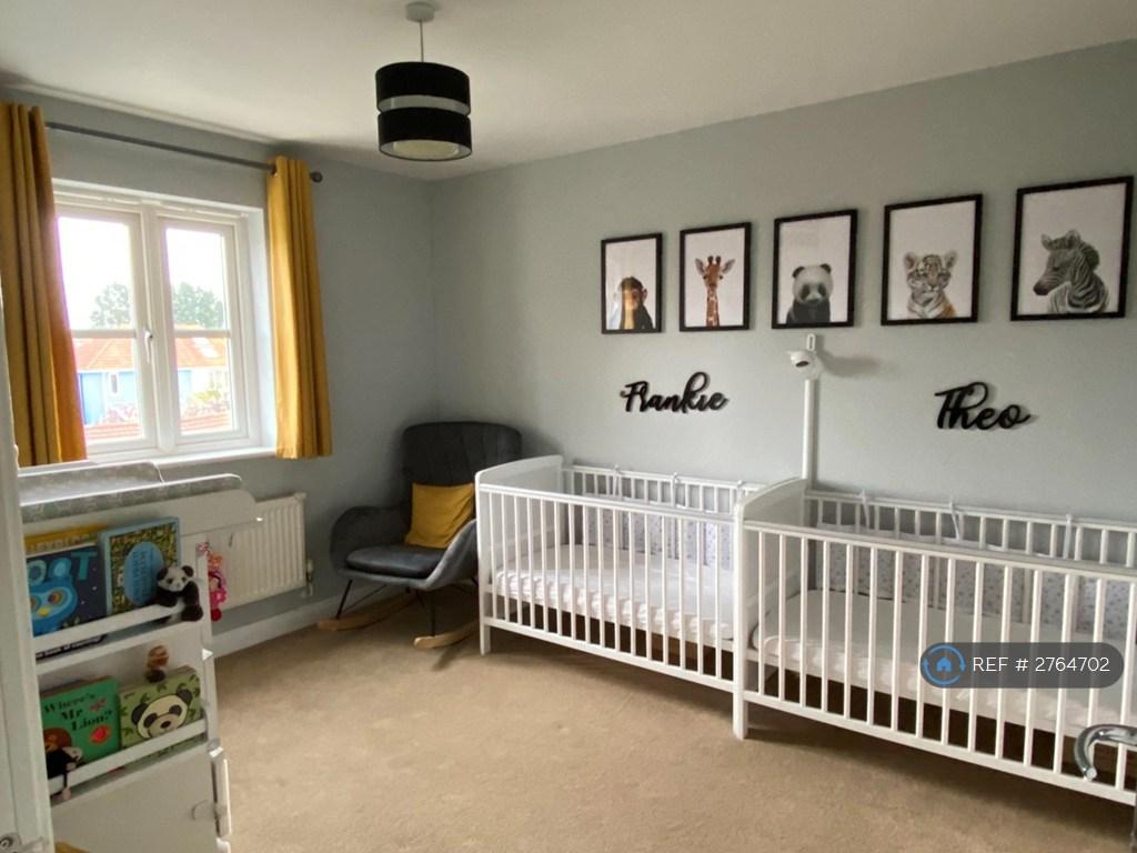Bedroom 2 (Middle Floor) 1