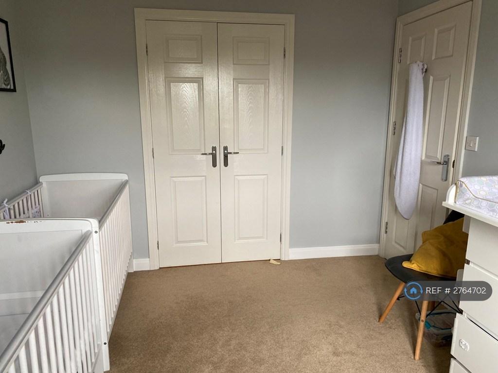 Bedroom 2 (Middle Floor) 2