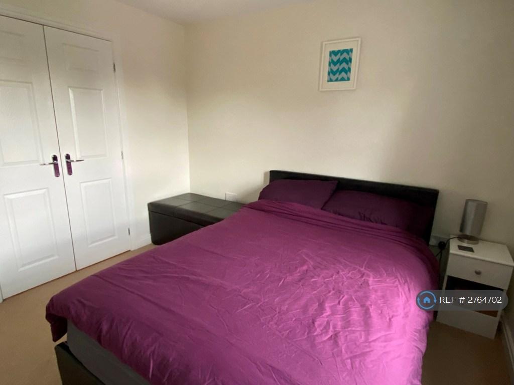 Bedroom 1 (Middle Floor) 2