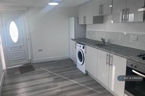 Studio to rent, Reddington Drive, Slough, SL3