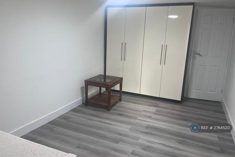 Studio to rent, Reddington Drive, Slough, SL3