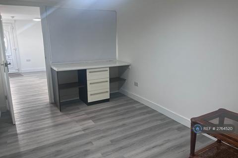 Studio to rent, Reddington Drive, Slough, SL3