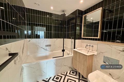 2 bedroom flat to rent, One Clapham Junction, London, SW11