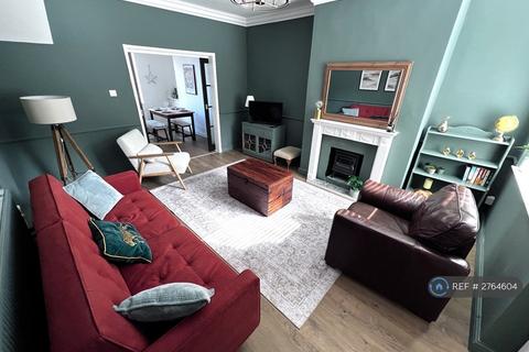 2 bedroom terraced house to rent, Penzance Street, Manchester, M40