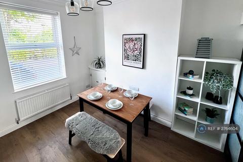 2 bedroom terraced house to rent, Penzance Street, Manchester, M40