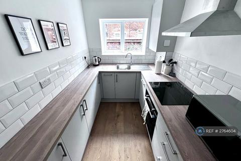 2 bedroom terraced house to rent, Penzance Street, Manchester, M40