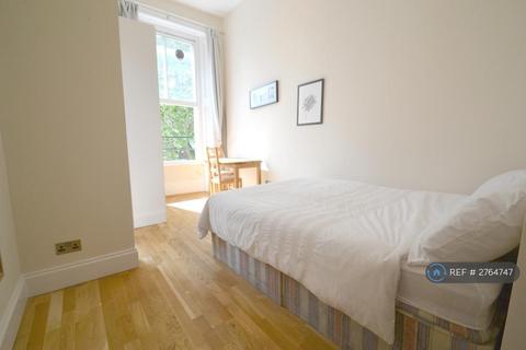 Studio to rent, Leinster Gardens, London, W2
