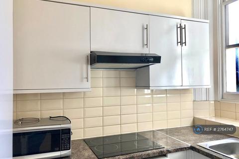 Studio to rent, Leinster Gardens, London, W2