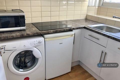 Studio to rent, Leinster Gardens, London, W2
