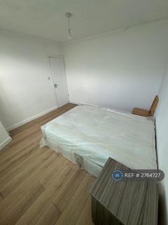 1 bedroom in a house share to rent, Nightingale Road, London, N9