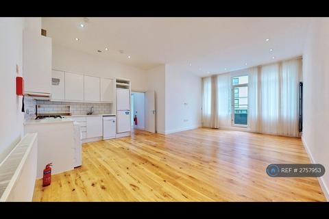 4 bedroom penthouse to rent, Ballards Lane, London, N12