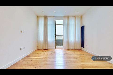 4 bedroom penthouse to rent, Ballards Lane, London, N12