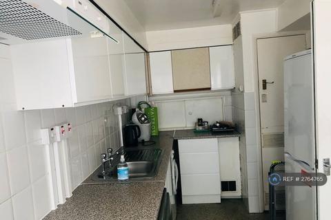 5 bedroom terraced house to rent, Pine Way, Englefield Green, Egham, TW20