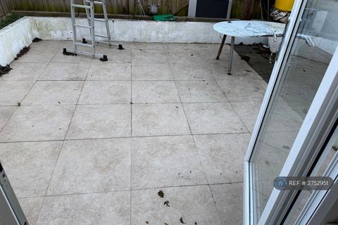 4 bedroom end of terrace house to rent, The Roundway, London, N17