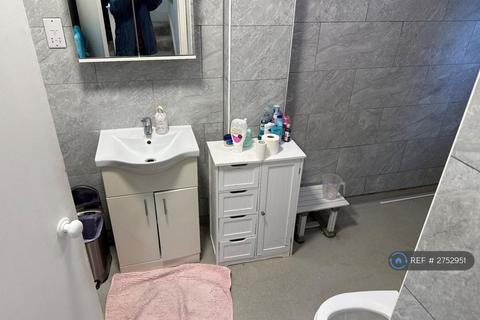4 bedroom end of terrace house to rent, The Roundway, London, N17