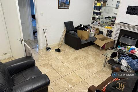 4 bedroom end of terrace house to rent, The Roundway, London, N17