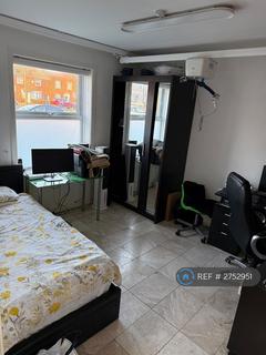4 bedroom end of terrace house to rent, The Roundway, London, N17