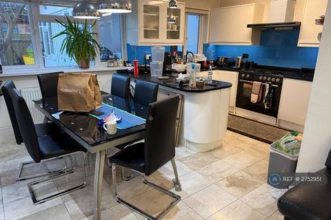 4 bedroom end of terrace house to rent, The Roundway, London, N17