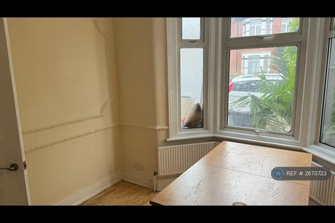 4 bedroom terraced house to rent, Britannia Road, Essex, IG1