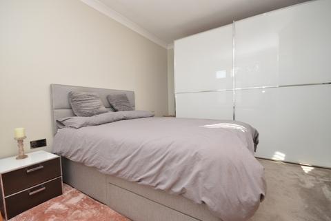 1 bedroom in a house share to rent, Ashley Avenue, Ilford, IG6 2JF