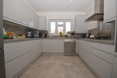 1 bedroom in a house share to rent, Ashley Avenue, Ilford, IG6 2JF