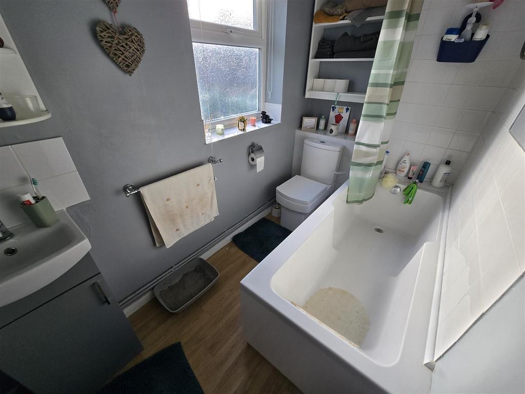 Flat 1 Bathroom
