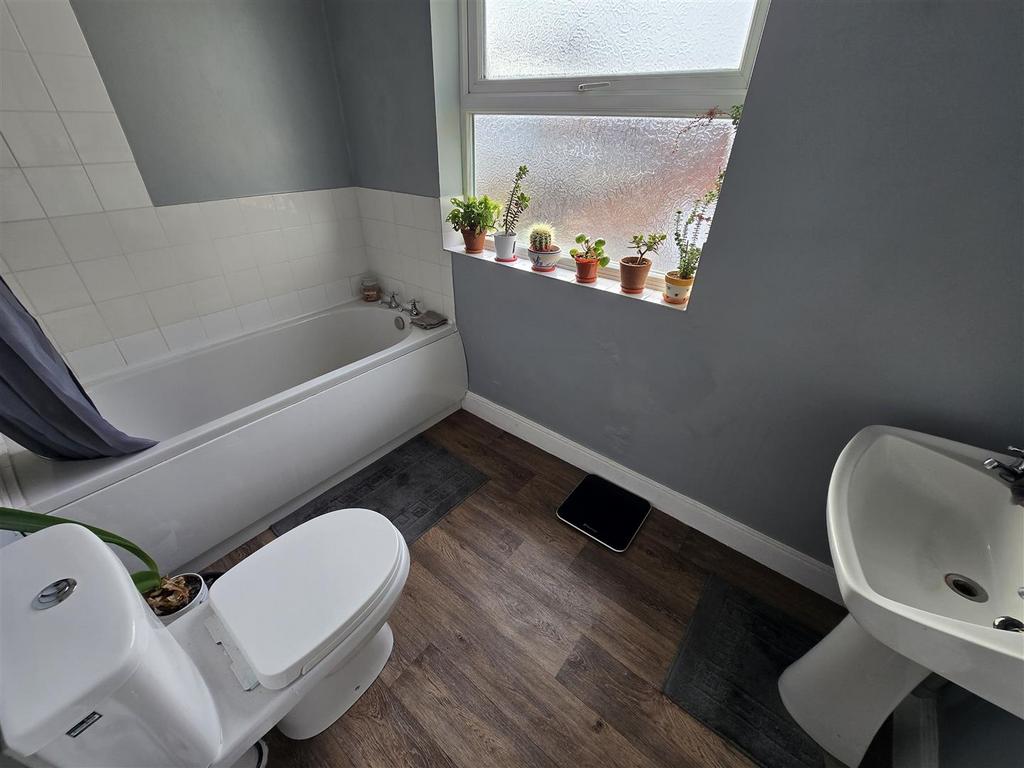 Flat 2 Bathroom